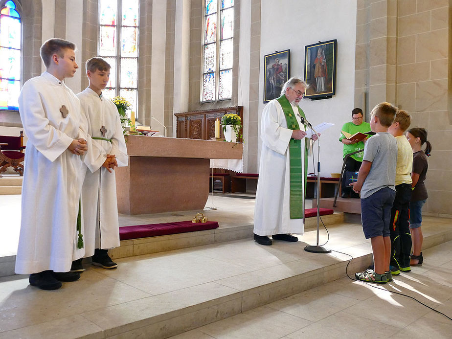 Die neuen Messdiener in St. Crescentius (Foto: Karl-Franz Thiede)